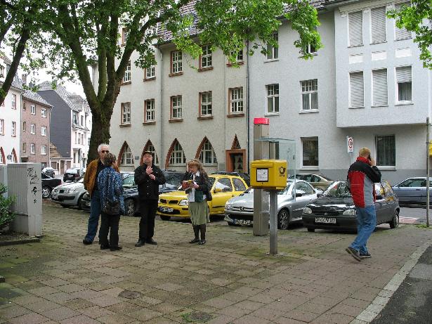 Theiner, Marion, Achim, Monika, ein Briefkasten und der Wächter.jpg